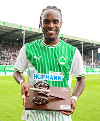 17 05 2026 Soccer Season 2025 2026 2 Soccer Bundesliga 34 Matchday SpVgg Greuther Fürth Kleeblatt Fortuna Düsseldorf Sportfoto Zink xwoxzix DFL regulations prohibit any use of photographs as image sequences and or quasi video only for editorial use Noel Futkeu 9, SpVgg Greuther Fürth with the kicker Torjägerkanone