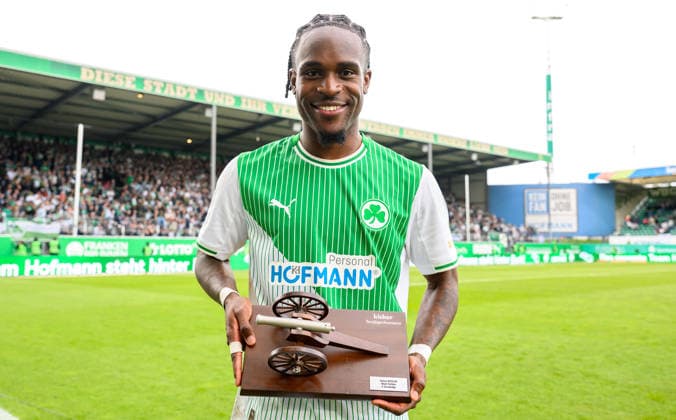 17 05 2026 Soccer Season 2025 2026 2 Soccer Bundesliga 34 Matchday SpVgg Greuther Fürth Kleeblatt Fortuna Düsseldorf Sportfoto Zink xwoxzix DFL regulations prohibit any use of photographs as image sequences and or quasi video only for editorial use Noel Futkeu 9, SpVgg Greuther Fürth with the kicker Torjägerkanone