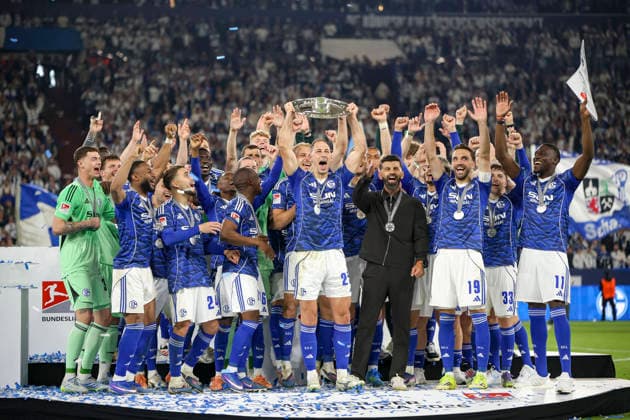 17 05 2026, GER, Football, Men, 2 BL, Season 2025 2026, FC Schalke 04 Eintracht Braunschweig Adli Aouchiche S04 holds the championship trophy of the 2 Bundesliga in the air Gelsenkirchen VELTINS Arena Nordrhein Westfalen Germany Copyright: xAdrianxSchlüterx