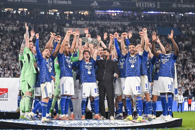 17 05 2026, Football, 2 Bundesliga, Season 2025 2026, Matchday 34, FC Schalke 04 Eintracht Braunschweig, FC Schalke 04 2 Bundesliga championship celebration, Soufiane El Faouzi FC Schalke 04 xRHR PHOTO YYx Copyright: KROEGER RHR-FOTOx RHR-FOTO YY