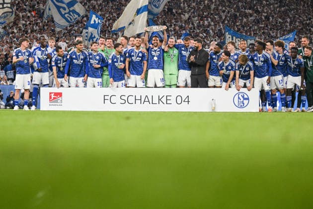 17 05 2026, Football, 2 Bundesliga, Season 2025 2026, Matchday 34, FC Schalke 04 Eintracht Braunschweig, Championship celebration FC Schalke 04 2 Bundesliga, Kenan Karaman FC Schalke 04 xRHR PHOTO YYx Copyright: KROEGER RHR-FOTOx RHR-FOTO YY