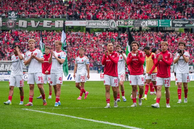 Germany Soccer 2 Bundesliga, Season 2025 26, Matchday 34, Hannover 96 vs 1 FC Nürnberg, 17 05 2026, Heinz von Heiden Arena Hannover, Lower Saxony Players of 1 FC Nürnberg applaud the traveling away fans Copyright: xLeonxFrickx