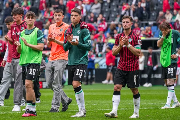 Germany Soccer 2 Bundesliga, Season 2025 26, 34 Matchday, Hannover 96 vs 1 FC Nürnberg, 17 05 2026, Heinz von Heiden Arena Hannover, Lower Saxony Players of Hannover 96 with applause after final whistle Mourning Emotions Noah Weißhaupt Hannover 96, 10 Franz Roggow Hannover 96, 13 Enzo Leopold Hannover 96, 8 Kolja Oudenne Hannover 96, 29 Copyright: xLeonxFrickx