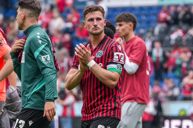 Germany Soccer 2 Bundesliga, Season 2025 26, 34 Matchday, Hannover 96 vs 1 FC Nürnberg, 17 05 2026, Heinz von Heiden Arena Hannover, Lower Saxony Players of Hannover 96 with applause after final whistle Mourning Emotions Enzo Leopold Hannover 96, 8 Copyright: xLeonxFrickx