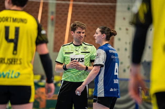 HSG Blomberg Lippe GER vs Borussia Dortmund GER Handball, 1 Handball Bundesliga Women, Final, Match 1, 17 5 2026, Season 2025 2026, Dortmund Andrea Jacobsen HSG Blomberg Lippe, 04 discusses with Lucas Hellbusch referee Dortmund Sporthalle Wellinghofen Germany