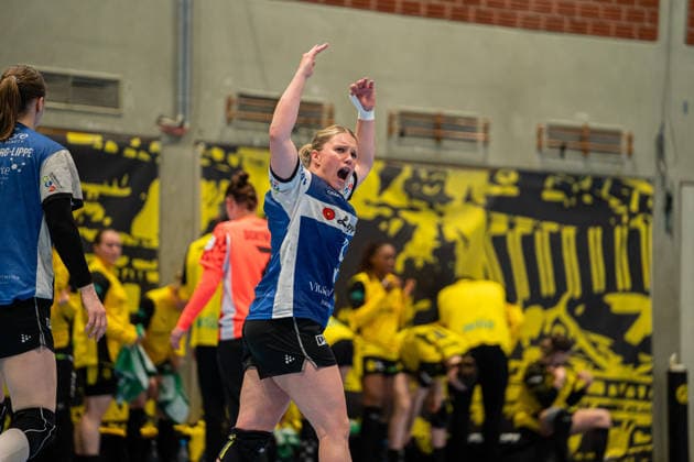 HSG Blomberg Lippe GER vs Borussia Dortmund GER Handball, 1 Handball Bundesliga Women, Final, Match 1, 17 5 2026, Season 2025 2026, Dortmund Laura Rueffieux HSG Blomberg Lippe, 03 motivates the fans of HSG Blomberg Lippe GER Dortmund Sporthalle Wellinghofen Germany