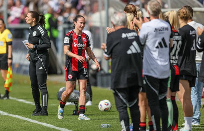GER, Frankfurt, Eintracht Frankfurt vs Union Berlin, Google Pixel Bundesliga, Football, DFB, Season 2025 2026, Stadion am Brentanobad, 26 Matchday in picture Substitution Geraldine Reuteler Eintracht Frankfurt Women 14 , the player says goodbye to the fans after her last game for Eintracht Frankfurt, emotions, tears, sadness, farewell, last game, farewell, change of club DFB DFL REGULATIONS PROHIBIT ANY USE OF PHOTOGRAPHS AS IMAGE SEQUENCES AND OR QUASI VIDEO, 17 05 2026 Copyright: HMBxMedia HendrikxHamelau