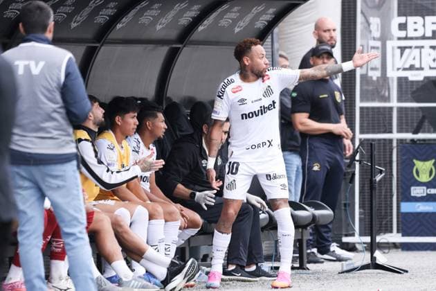 Santos and Coritiba in the Brazilian Championship Referee makes a substitution mistake and Neymar of Santos leaves the field outraged during the match against Coritiba for the 16th round of the Brazilian Championship, at Neo Quimica Arena, east zone of Sao Paulo, this Sunday, May 17, 2026. Sao Paulo Sao Paulo Brasil Copyright: xMarinaxUezimax