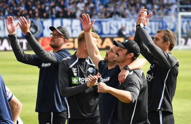 17 05 2026, xhbx, Fußball 2 Bundesliga, SV Darmstadt 98 SC Paderborn 07 v l Trainer Ralf Kettemann SC Paderborn 07 jubeln jubiliert nach Spielende DFL DFB REGULATIONS PROHIBIT ANY USE OF PHOTOGRAPHS as IMAGE SEQUENCES and or QUASI VIDEO Darmstadt