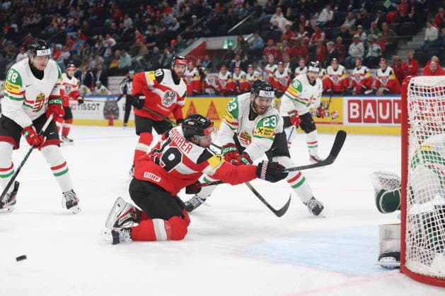 17 05 2026 Swiss Life Arena Zuerich , SWITZERLAND, Men IIHF World Championship Zurich 2026 Group A Austria Hungary Vinzenz Rohrer li,AUT against Zeteny Hadobas HUN