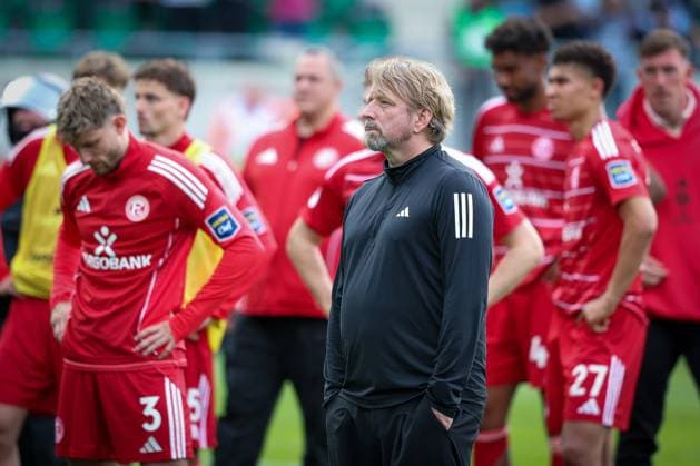 Fortuna Sportchef Sven Mislintat and the players mourn the relegation from the 2 Bundesliga, SpVgg Greuther Fuerth vs Fortuna Duesseldorf, Fußball, Maenner, 2 Bundesliga, DFL, Saison 2025 2026, 34 Spieltag, Rueckrunde, 17 05 2026 DFB regulations prohibit any use of photographs as image sequences and or quasi video Fuerth Bayern Deutschland Copyright: xkolbert-press MartinxAgüerax