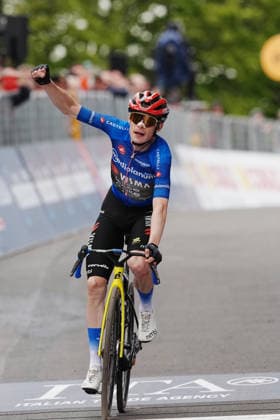 Denmark™s Jonas Vingegaard Hansen of Team Visma Lease A Bike (azure jersey) winner of the stage on the finish line during Stage 9 of the Giro d™Italia from Cervia to Corrno alle Scale, Italy, Sunday May 17, 2026.  Copyright: xMarcoxAlpozzi LaPressex
