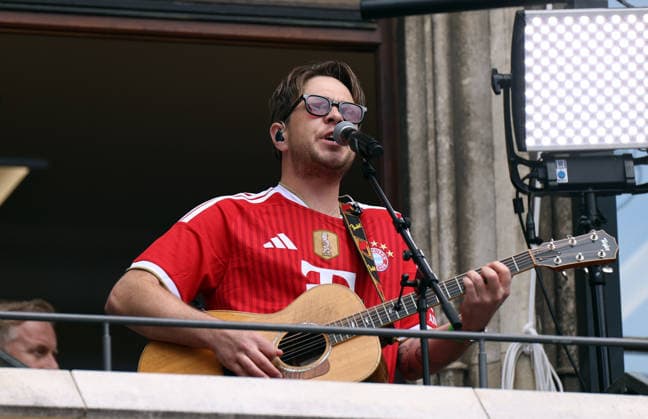 Football, men, Bundesliga, season 2025 2026, FC Bayern Munich, championship celebration, Rathausbalkon, Marienplatz Da Oimara, Benedikt Hafner, playing and singing with guitar on the Rathausbalkon