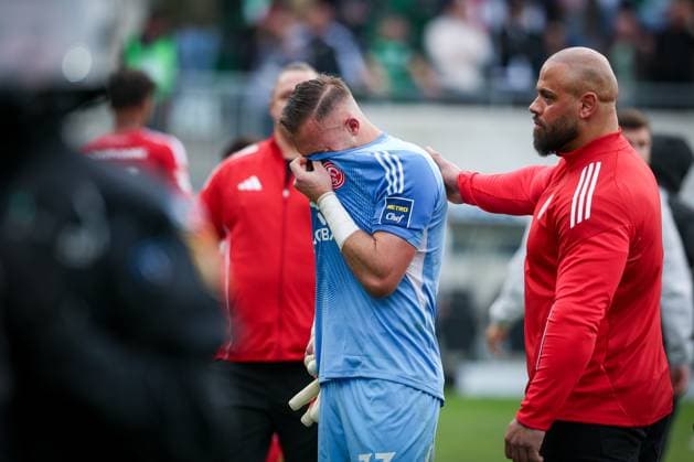 Florian Kastenmeier 33 Fortuna Duesseldorf cries about relegation, will be tested, SpVgg Greuther Fuerth vs Fortuna Duesseldorf, Football, Men, 2 Bundesliga, DFL, Season 2025 2026, 34 Matchday, Second round, 17 05 2026 DFB regulations prohibit any use of photographs as image sequences and or quasi video Fuerth Bayern Germany Copyright: xkolbert-press MartinxAgüerax