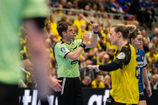 HSG Blomberg Lippe GER vs Borussia Dortmund GER Handball, 1 Handball Bundesliga Women, Final, Match 1, 17 5 2026, Season 2025 2026, Dortmund Lucas Hellbusch Referee stops the time Dortmund Sporthalle Wellinghofen Germany