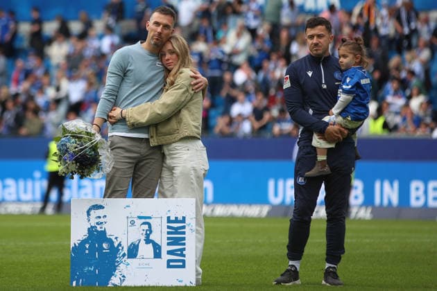 Christian Eichner Karlsruher SC, Head Coach and Sirus Motekallemi Karlsruher SC, Co Coach at the farewell ceremony in the stadium, Karlsruher SC vs VfL Bochum, 2 Bundesliga, 34 Matchday, 2025 2026, 17 05 2026, DFL REGULATIONS PROHIBIT ANY USE OF PHOTOGRAPHS AS IMAGE SEQUENCES AND OR QUASI VIDEO, Karlsruher SC vs VfL Bochum, 2 Bundesliga, 34 Matchday, 2025 2026, 17 05 2026 Karlsruhe Copyright: xEibner-Pressefoto JanxPrihodax EP_JPA
