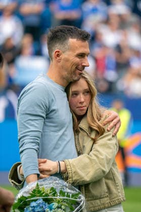17 05 2026, xdaymx, Soccer 2 Bundesliga, Karlsruher SC VfL Bochum, Coach Christian Eichner with his daughter on the pitch after the final whistle at his farewell DFL DFB REGULATIONS PROHIBIT ANY USE OF PHOTOGRAPHS as IMAGE SEQUENCES and or QUASI VIDEO Karlsruhe
