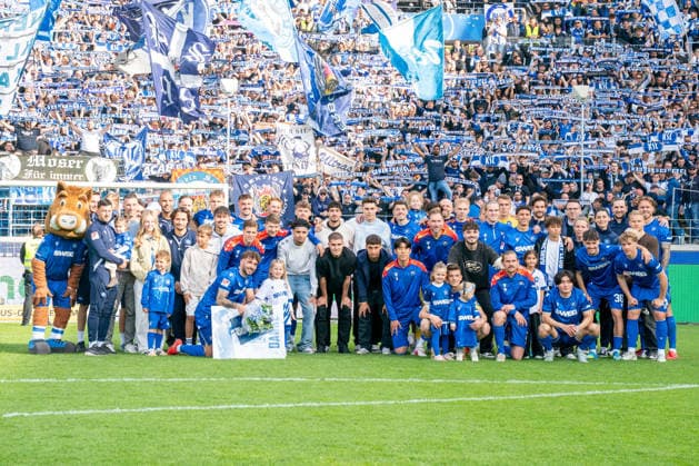17 05 2026, xdaymx, Soccer 2 Bundesliga, Karlsruher SC VfL Bochum, Team photo in front of the home curve with the players and the team DFL DFB REGULATIONS PROHIBIT ANY USE OF PHOTOGRAPHS as IMAGE SEQUENCES and or QUASI VIDEO Karlsruhe