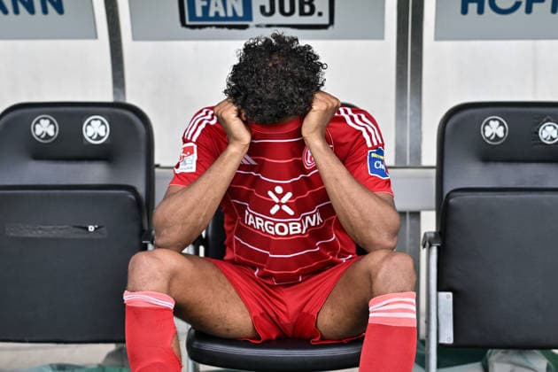 FUERTH, GERMANY - 17. MAI: Players of Fortuna Duesseldorf after the ABSTIEG Traurig Niedergeschlagen after the 2. Bundesliga Match between SpVgg Greuther Fuehrt vs. Fortuna Duesseldorf at Matchday 34 at Sportpark Ronhof Thomas Sommer DFL REGULATIONS PROHIBIT ANY USE OF PHOTOGRAPHS AS IMAGE SEQUENCES AND OR QUASI-VIDEO Elias EGOULI (Fortuna Düsseldorf 44) Copyright: xBEAUTIFULxSPORTS Goldbergx