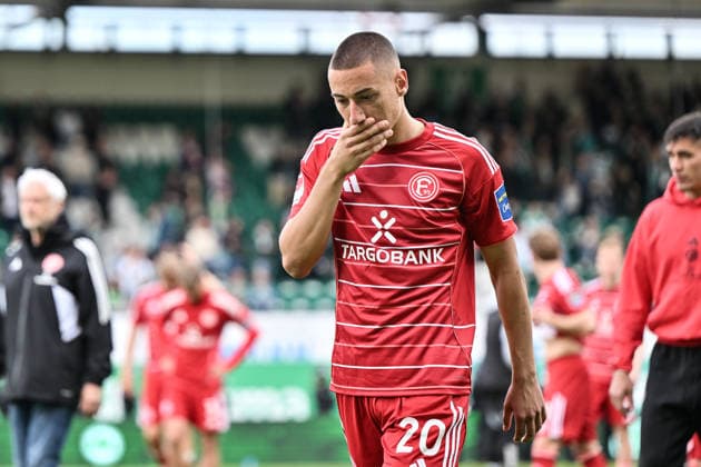 FUERTH, GERMANY - 17. MAI: Players of Fortuna Duesseldorf after the ABSTIEG Traurig Niedergeschlagen after the 2. Bundesliga Match between SpVgg Greuther Fuehrt vs. Fortuna Duesseldorf at Matchday 34 at Sportpark Ronhof Thomas Sommer DFL REGULATIONS PROHIBIT ANY USE OF PHOTOGRAPHS AS IMAGE SEQUENCES AND OR QUASI-VIDEO Marin LJUBICIC (Fortuna Düsseldorf 20) Copyright: xBEAUTIFULxSPORTS Goldbergx