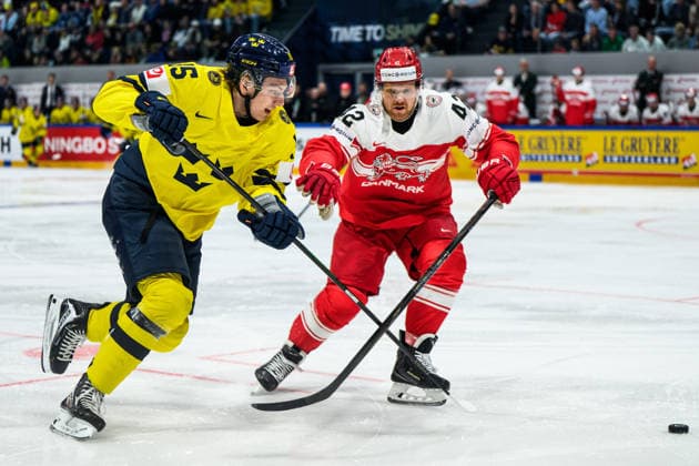 260517 Jack Berglund of Sweden and Phillip Bruggisser of Denmark during the 2026 IIHF Ice Hockey World Championship match between Denmark and Sweden on May 17, 2026 in Fribourg Photo Jesper Zerman BILDBYRAN kod JZ JZ0716 ishockey ice hockey ishockey vm 2026 vm 2026 iihf world championship danmark denmark sverige sweden bbeng  Copyright: JESPERxZERMAN BB260517JZ061
