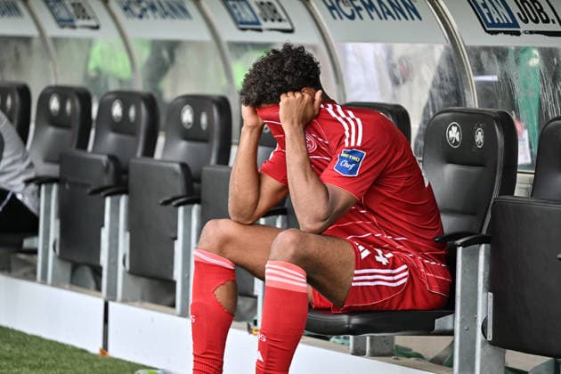 FUERTH, GERMANY - 17. MAI: Players of Fortuna Duesseldorf after the ABSTIEG Traurig Niedergeschlagen after the 2. Bundesliga Match between SpVgg Greuther Fuehrt vs. Fortuna Duesseldorf at Matchday 34 at Sportpark Ronhof Thomas Sommer DFL REGULATIONS PROHIBIT ANY USE OF PHOTOGRAPHS AS IMAGE SEQUENCES AND OR QUASI-VIDEO Elias EGOULI (Fortuna Düsseldorf 44) Copyright: xBEAUTIFULxSPORTS Goldbergx