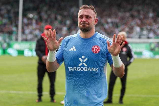 Sport Bilder des Tages Florian Kastenmeier 33 (Fortuna Duesseldorf) weinend bei den Fans, nach dem Abstieg, Niedergeschlagenheit, Enttaeuschung, SpVgg Greuther Fuerth vs. Fortuna Duesseldorf, Fussball, Maenner, 2. Bundesliga, DFL, Saison 2025 2026, 34. Spieltag, Rueckrunde, 17.05.2026 DFB regulations prohibit any use of photographs as image sequences and or quasi-video Fuerth Bayern Deutschland *** Florian Kastenmeier 33 Fortuna Duesseldorf crying with the fans, after relegation, dejection, disappointment, SpVgg Greuther Fuerth vs Fortuna Duesseldorf, Football, Men, 2 Bundesliga, DFL, Season 2025 2026, 34 Matchday, Second round, 17 05 2026 DFB regulations prohibit any use of photographs as image sequences and or quasi video Fuerth Bayern Germany Copyright: xkolbert-press MartinxAgüerax