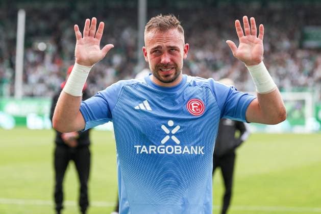 Florian Kastenmeier 33 Fortuna Duesseldorf crying with the fans, after relegation, dejection, disappointment, SpVgg Greuther Fuerth vs Fortuna Duesseldorf, Football, Men, 2 Bundesliga, DFL, Season 2025 2026, 34 Matchday, Second round, 17 05 2026 DFB regulations prohibit any use of photographs as image sequences and or quasi video Fuerth Bayern Germany Copyright: xkolbert-press MartinxAgüerax