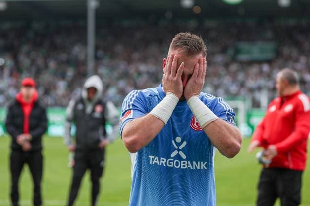 Florian Kastenmeier 33 Fortuna Duesseldorf crying with the fans, after relegation, dejection, disappointment, SpVgg Greuther Fuerth vs Fortuna Duesseldorf, Football, Men, 2 Bundesliga, DFL, Season 2025 2026, 34 Matchday, Second round, 17 05 2026 DFB regulations prohibit any use of photographs as image sequences and or quasi video Fuerth Bayern Germany Copyright: xkolbert-press MartinxAgüerax