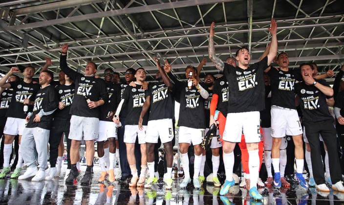 17 05 2026, Football, Men, 2 Bundesliga, Season 2025 2026, SV 07 Elversberg SC Preußen Münster, The SV 07 Elversberg team celebrates promotion to the 1 Bundesliga Elversberg Ursapharm Arena an der Kaiserlinde Saarland Germany DEU Copyright: xSebastianxBachx