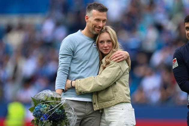 Sport Bilder des Tages Mit Blumen verabschiedet Christian Eichner (Karlsruher SC, Chef-Trainer) mit seiner Tochter im Stadion, Karlsruher SC vs. VfL Bochum, 2. Bundesliga, 34. Spieltag, 2025 2026, 17.05.2026, DFL REGULATIONS PROHIBIT ANY USE OF PHOTOGRAPHS AS IMAGE SEQUENCES AND OR QUASI-VIDEO, Karlsruher SC vs. VfL Bochum, 2. Bundesliga, 34. Spieltag, 2025 2026, 17.05.2026 Karlsruhe *** With flowers Christian Eichner Karlsruher SC, head coach with his daughter in the stadium, Karlsruher SC vs VfL Bochum, 2 Bundesliga, 34 Matchday, 2025 2026, 17 05 2026, DFL REGULATIONS PROHIBIT ANY USE OF PHOTOGRAPHS AS IMAGE SEQUENCES AND OR QUASI VIDEO, Karlsruher SC vs VfL Bochum, 2 Bundesliga, 34 Matchday, 2025 2026, 17 05 2026 Karlsruhe Copyright: xEibner-Pressefoto JanxPrihodax EP_JPA