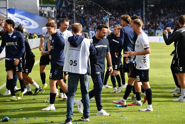 17 05 2026, xhbx, Soccer 2 Bundesliga, SV Darmstadt 98 SC Paderborn 07 v l Team, Players of SC Paderborn 07 cheer after the end of the match , Coach Ralf Kettemann SC Paderborn 07 DFL DFB REGULATIONS PROHIBIT ANY USE OF PHOTOGRAPHS as IMAGE SEQUENCES and or QUASI VIDEO Darmstadt