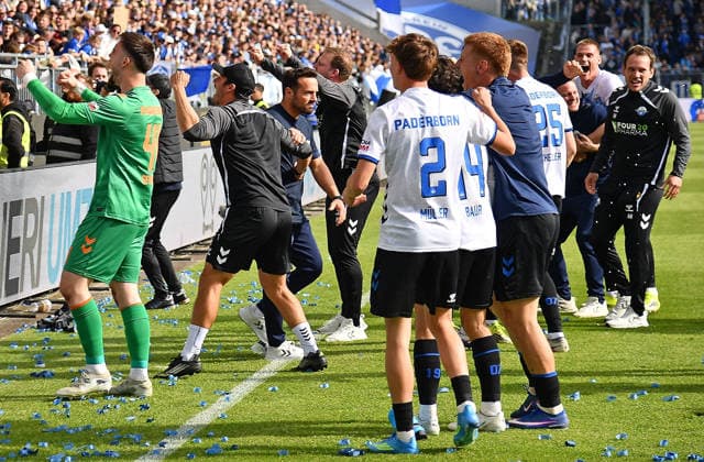 17 05 2026, xhbx, Soccer 2 Bundesliga, SV Darmstadt 98 SC Paderborn 07 v l Team, Players of SC Paderborn 07 cheer after the end of the match , Coach Ralf Kettemann SC Paderborn 07 DFL DFB REGULATIONS PROHIBIT ANY USE OF PHOTOGRAPHS as IMAGE SEQUENCES and or QUASI VIDEO Darmstadt