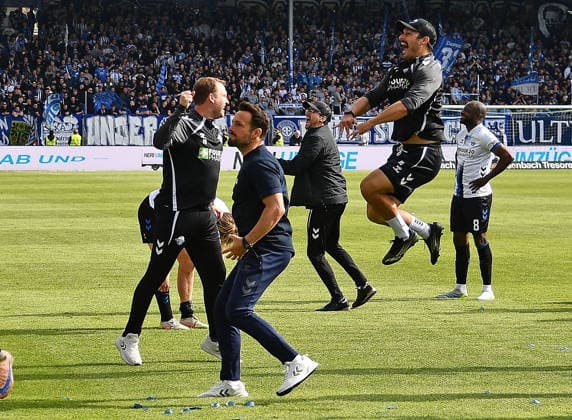 17 05 2026, xhbx, Fußball 2 Bundesliga, SV Darmstadt 98 SC Paderborn 07 v l Trainer Ralf Kettemann SC Paderborn 07 jubeln jubiliert nach Spielende DFL DFB REGULATIONS PROHIBIT ANY USE OF PHOTOGRAPHS as IMAGE SEQUENCES and or QUASI VIDEO Darmstadt