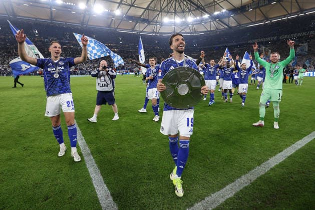 Soccer 2 Bundesliga 34 Matchday FC Schalke 04 Eintracht Braunschweig on 17 05 2026 at the Veltins Arena in Gelsenkirchen Kenan Karaman Schalke with the championship trophy of the 2 Bundesliga DFL regulations prohibit any use of photographs as image sequences and or quasi video xJRx