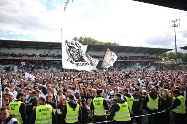 17 05 2026, Football, Men, 2 Bundesliga, Season 2025 2026, SV 07 Elversberg SC Preußen Münster, The fans of SV Elversberg celebrate on the pitch Elversberg Ursapharm Arena an der Kaiserlinde Saarland Germany DEU Copyright: xSebastianxBachx