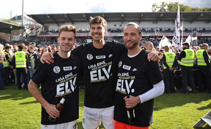 17 05 2026, Football, Men, 2 Bundesliga, Season 2025 2026, SV 07 Elversberg SC Preußen Münster, The SV 07 Elversberg team celebrates promotion to the 1 Bundesliga, Tom Zimmerschied SV 07 Elversberg , Maximilian Rohr SV 07 Elversberg and Tim Boss SV 07 Elversberg Elversberg Ursapharm Arena an der Kaiserlinde Saarland Germany DEU Copyright: xSebastianxBachx