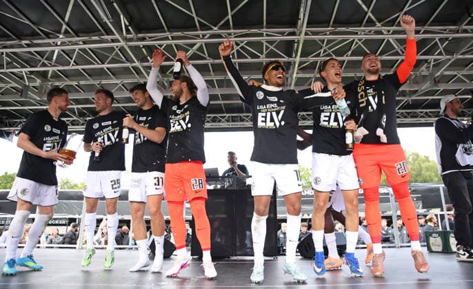 Sport Bilder des Tages 17.05.2026, Fussball, Herren, 2. Bundesliga, Saison 2025 2026, SV 07 Elversberg SC Preußen Münster, Die Mannschaft der SV 07 Elversberg feiert den Aufstieg in die 1. Bundesliga Elversberg Ursapharm-Arena an der Kaiserlinde Saarland Deutschland (DEU) *** 17 05 2026, Football, Men, 2 Bundesliga, Season 2025 2026, SV 07 Elversberg SC Preußen Münster, The SV 07 Elversberg team celebrates promotion to the 1 Bundesliga Elversberg Ursapharm Arena an der Kaiserlinde Saarland Germany DEU Copyright: xSebastianxBachx