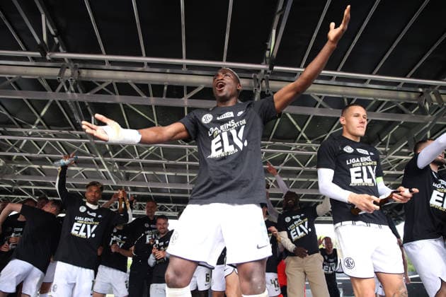 17 05 2026, Football, Men, 2 Bundesliga, Season 2025 2026, SV 07 Elversberg SC Preußen Münster, The SV 07 Elversberg team celebrates promotion to the 1 Bundesliga, David Mokwa SV 07 Elversberg Elversberg Ursapharm Arena an der Kaiserlinde Saarland Germany DEU Copyright: xSebastianxBachx