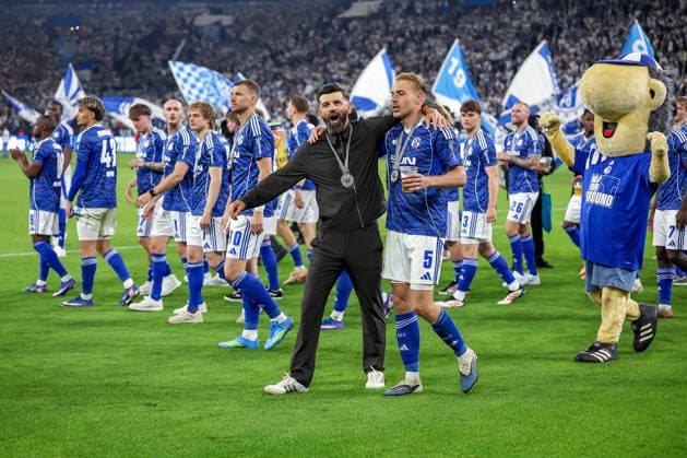 17 05 2026, Fußball, FC Schalke 04 Eintracht Braunschweig, 34 Spieltag, 2 Fußball Bundesliga, Veltins Arena Gelsenkirchen, Saison 2025 2026 Schalke 04 ist Meister der 2 Bundesliga Die Mannschaft gewinnt die Meisterschaft und steht jubilant auf dem Spielfeld Freude und Emotionen nach dem Sieg Head coach Miron Muslic Schalke04 cheering next to Timo Becker Schalke04 05 DFB regulations prohibit any use of photographs as image sequences and or quasi video Nordrhein Westfalen Germany