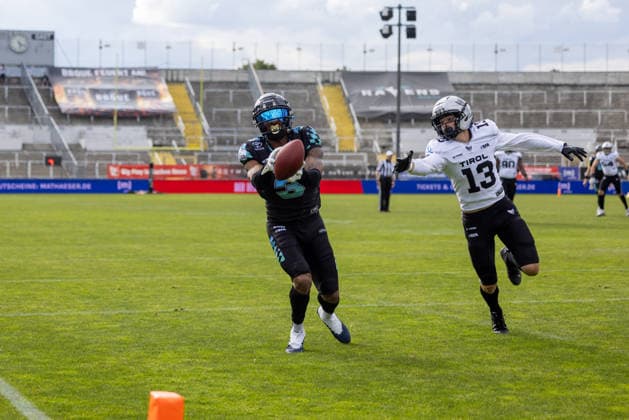 Malik Stanley (Munich Ravens, 03) catch the touchdown vs Berend Palz (Raiders Tirol, 13) Munich Ravens vs Raiders Tirol, American Football, European Football Alliance (EFA), Week 1, 2026, 17.05.2026, Munich Grünwalder Stadion Munich Germany Copyright: xFootxBowl BjörnxKeckerx