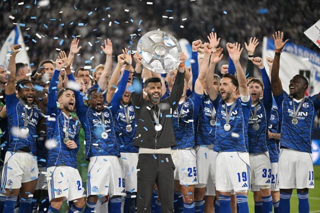 FC Schalke 04 celebrates the championship in the 2 Bundesliga, coach Miron Muslic FC Schalke 04 with the championship trophy, to the right Kenan Karaman FC Schalke 04 17 05 2026, Football 2 Bundesliga, Season 2025 2026, 34 Matchday, FC Schalke 04 Eintracht Braunschweig DFL regulations prohibit any use of photographs as image sequences and or quasi video Gelsenkirchen Veltins Arena Nordrhein Westfalen Germany Team2