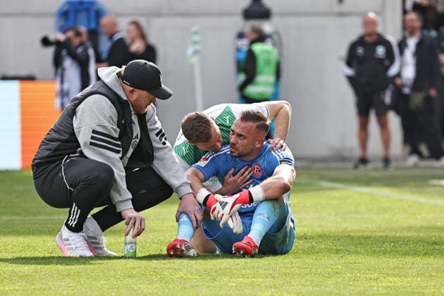 Florian Kastenmeier, Fortuna, consoled by Dennis Srbeny, Fürth center , in the second round match of the 2025 2026 season between SpVgg Greuther Fürth and Fortuna Düsseldorf 3 0 in Fürth 17 05 2026