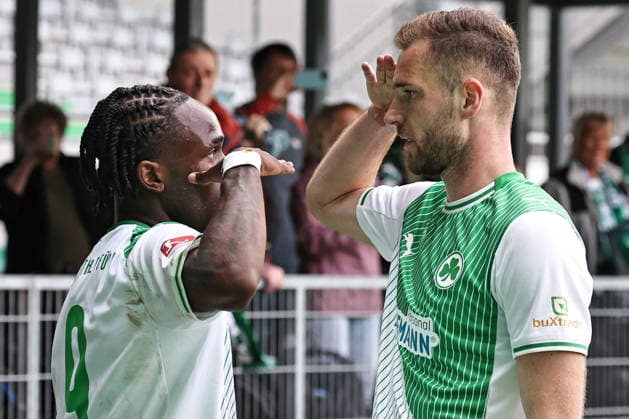 Noel Futkeu and Dennis Srbeny, Fürth, after a goal in the second round match of the 2025 2026 season between SpVgg Greuther Fürth and Fortuna Düsseldorf 3 0 in Fürth 17 05 2026