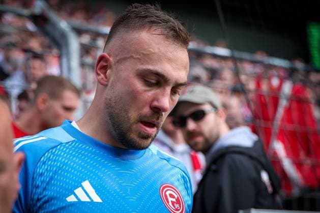 Florian Kastenmeier 33 Fortuna Duesseldorf with the fans after relegation, SpVgg Greuther Fuerth vs Fortuna Duesseldorf, Football, Men, 2 Bundesliga, DFL, Season 2025 2026, 34 Matchday, Second round, 17 05 2026 DFB regulations prohibit any use of photographs as image sequences and or quasi video Fuerth Bayern Germany Copyright: xkolbert-press MartinxAgüerax