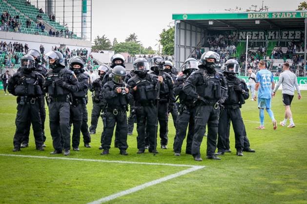 Florian Kastenmeier 33 Fortuna Duesseldorf goes back from the fans, police cordon off the pitch, SpVgg Greuther Fuerth vs Fortuna Duesseldorf, Football, Men, 2 Bundesliga, DFL, Season 2025 2026, 34 Matchday, Return round, 17 05 2026 DFB regulations prohibit any use of photographs as image sequences and or quasi video Fuerth Bayern Germany Copyright: xkolbert-press MartinxAgüerax