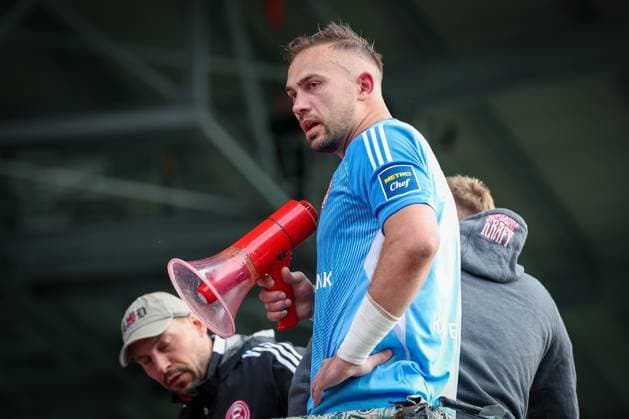Florian Kastenmeier 33 Fortuna Duesseldorf talks to the fans after relegation, SpVgg Greuther Fuerth vs Fortuna Duesseldorf, Football, Men, 2 Bundesliga, DFL, Season 2025 2026, 34 Matchday, Second round, 17 05 2026 DFB regulations prohibit any use of photographs as image sequences and or quasi video Fuerth Bayern Germany Copyright: xkolbert-press MartinxAgüerax