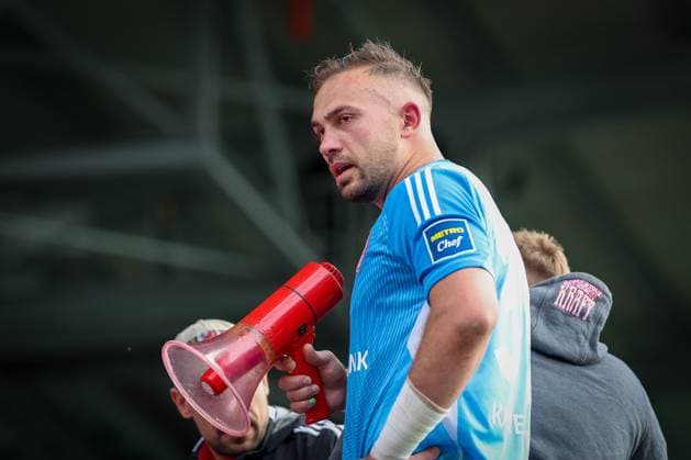 Florian Kastenmeier 33 Fortuna Duesseldorf talks to the fans after relegation, SpVgg Greuther Fuerth vs Fortuna Duesseldorf, Football, Men, 2 Bundesliga, DFL, Season 2025 2026, 34 Matchday, Second round, 17 05 2026 DFB regulations prohibit any use of photographs as image sequences and or quasi video Fuerth Bayern Germany Copyright: xkolbert-press MartinxAgüerax