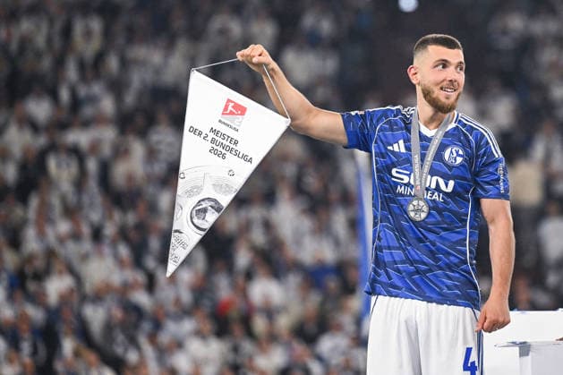 17 05 2026, Football, 2 Bundesliga, Season 2025 2026, Matchday 34, FC Schalke 04 Eintracht Braunschweig, Hasan Kurucay FC Schalke 04 with the championship pennant xRHR PHOTO YYx Copyright: KROEGER RHR-FOTOx RHR-FOTO YY