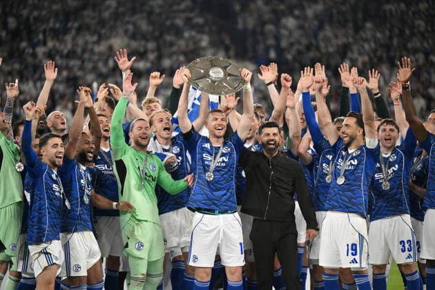 FC Schalke 04 celebrates the championship in the 2 Bundesliga, Edin Dzeko FC Schalke 04 with the championship trophy, right next to coach Miron Muslic FC Schalke 04 , Kenan Karaman FC Schalke 04 , leftss05, goalkeeper Loris Karius Schalke 04 17 05 2026, Soccer 2 Bundesliga, Season 2025 2026, 34 Matchday, FC Schalke 04 Eintracht Braunschweig DFL regulations prohibit any use of photographs as image sequences and or quasi video Gelsenkirchen Veltins Arena Nordrhein Westfalen Germany Team2